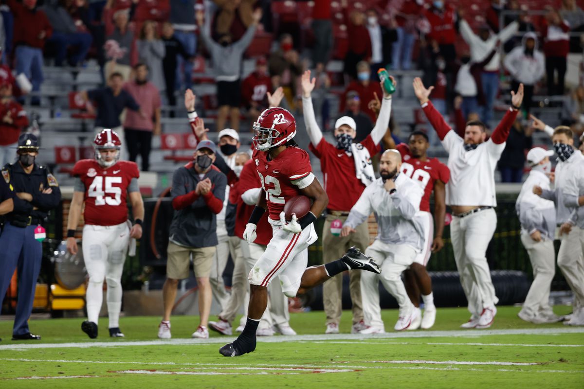 Najee Harris of the Alabama Crimson Tide runs in a touchdown against the Auburn Tigers at Bryant-Denny Stadium on November 28, 2020 in Tuscaloosa, Alabama.