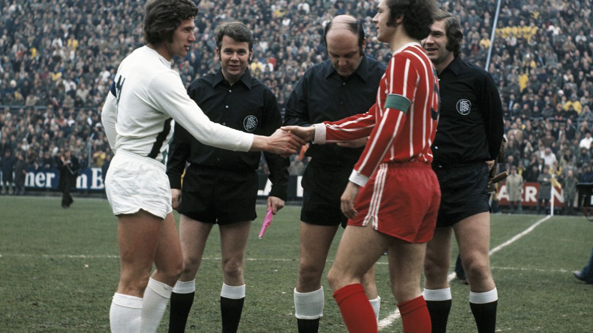 football, Bundesliga, 1972/1973, Stadium am Boekelberg, Borussia Moenchengladbach versus FC Bayern Munich 0:3, welcome, team leaders Jupp Heynckes (MG) left and Franz Beckenbauer (FCB), behind referee