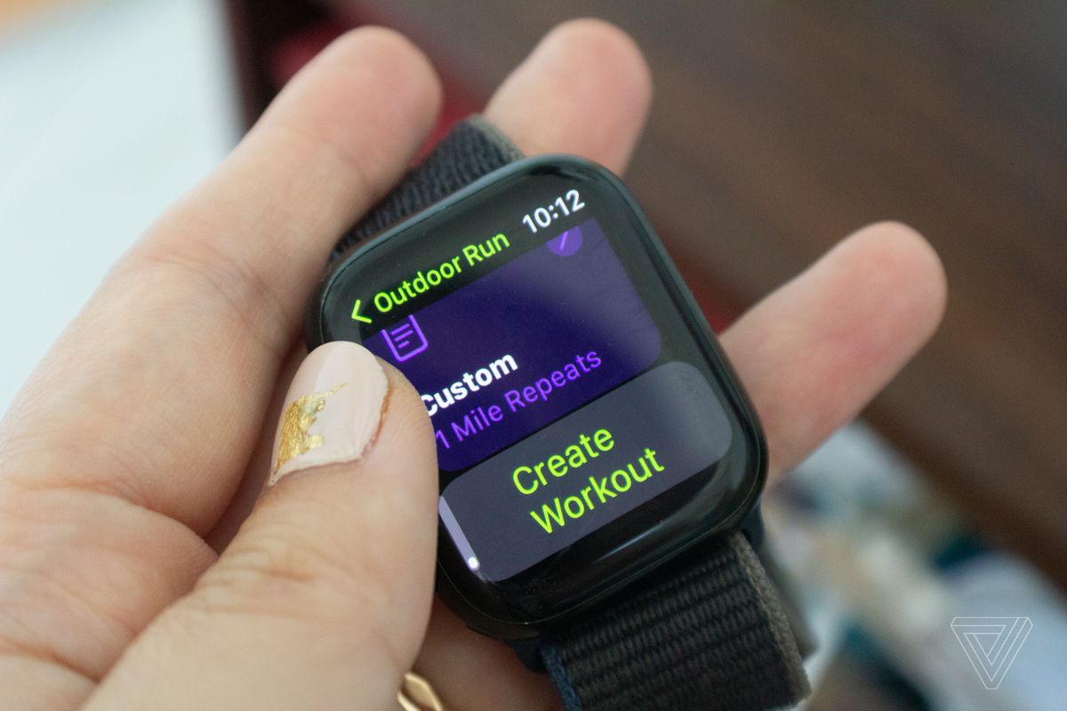 Apple Watch Series 7 showing the Create Workout screen for a custom run