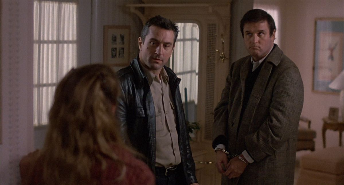Robert De Niro stands next to a handcuffed Charles Grodin in Midnight Run