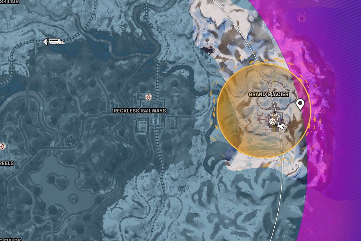 A gold circle within the Fortnite main circle highlights a player on the map