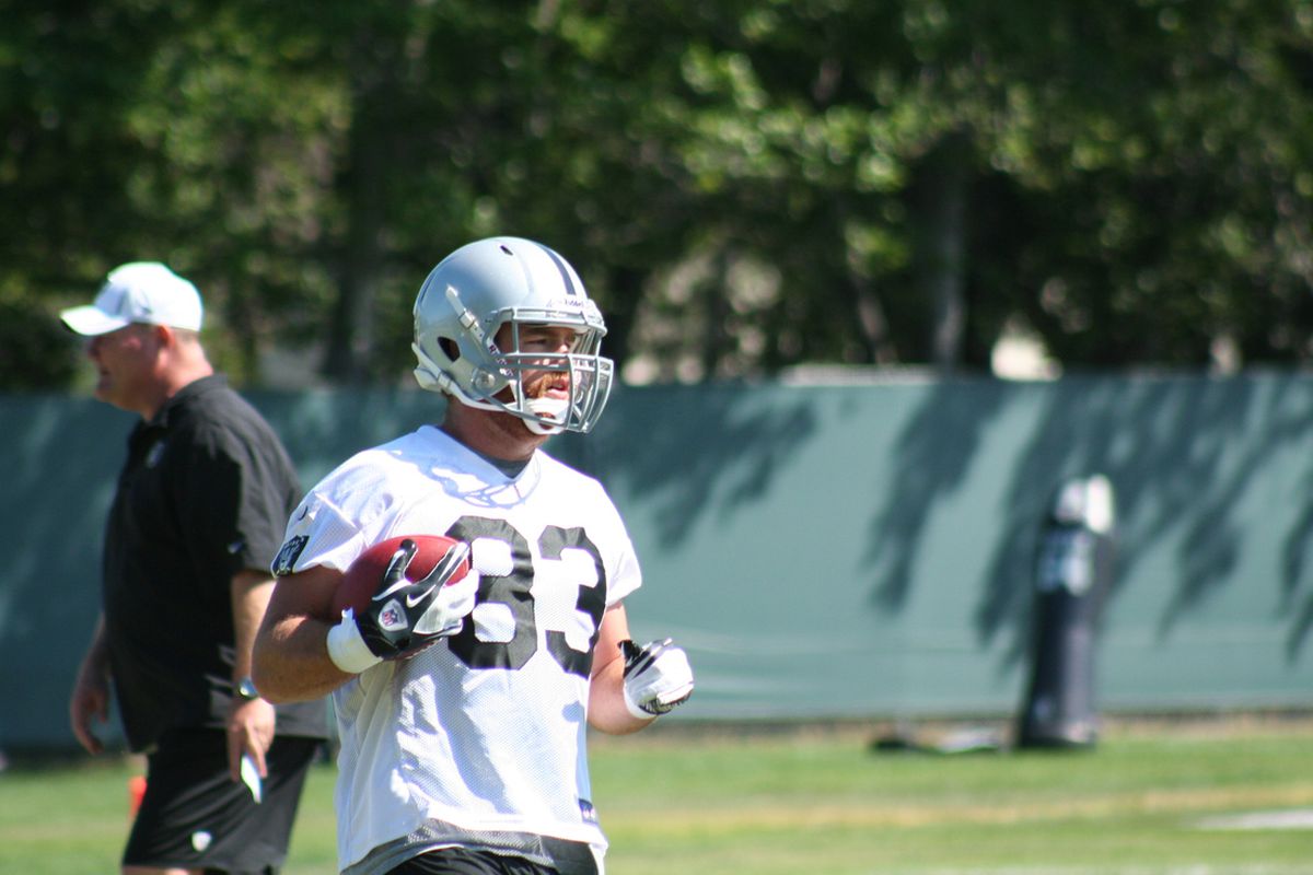 Oakland Raiders tight end Brandon Myers at 2012 OTA (photo by Levi Damien)