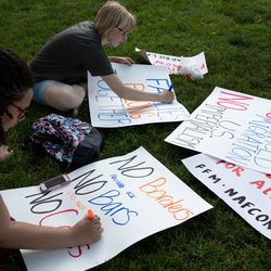 Jazmine Salas, 26, and Jamey Arnold, 26, make signs to protest against ICE and in support of incoming refugees and asylum seekers on June 29, 2018 in Harrison Park, Pilsen. I Maria de la Guardia/Sun-Times