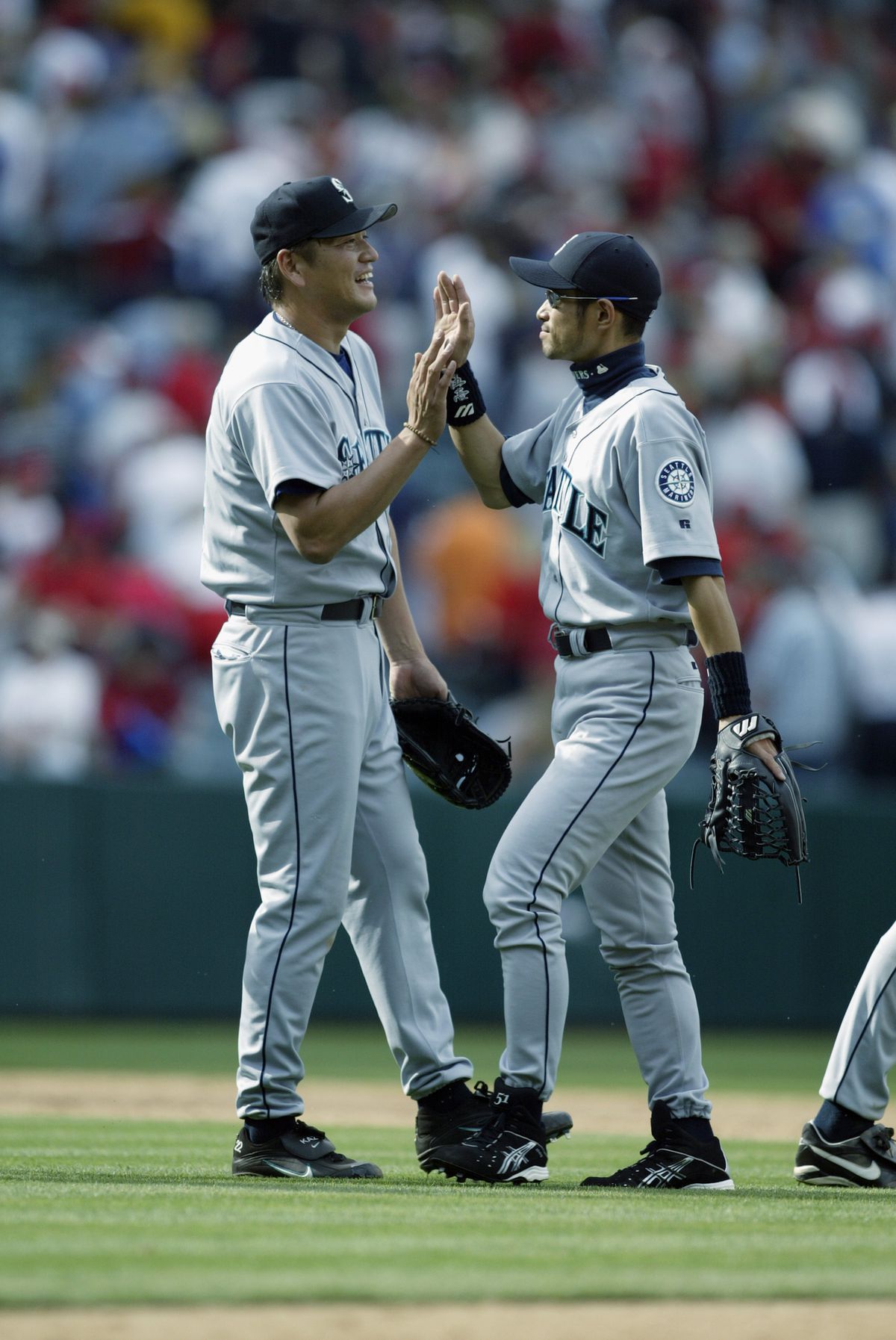 Sasaki receives a high five from Ichiro