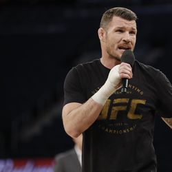 Michael Bisping talks to the crowd at UFC 217 workouts.
