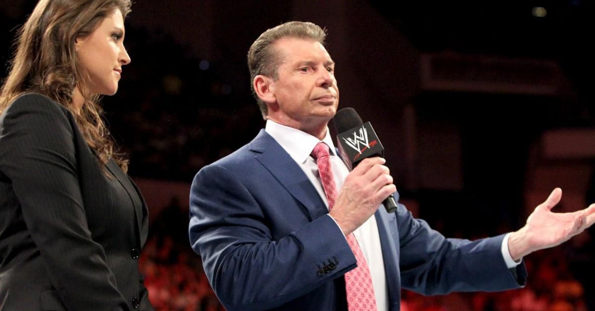 Vince se retire volontairement en tant que PDG et président de la WWE, Stephanie pour remplir les deux rôles par intérim