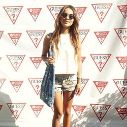 Julie of <a href="http://www.sincerelyjules.com/">Sincerely, Jules</a> in Guess camo shorts. Photo via <a href="http://instagram.com/p/YGzsXRh3gK/">SincerelyJules</a>/Instagram.