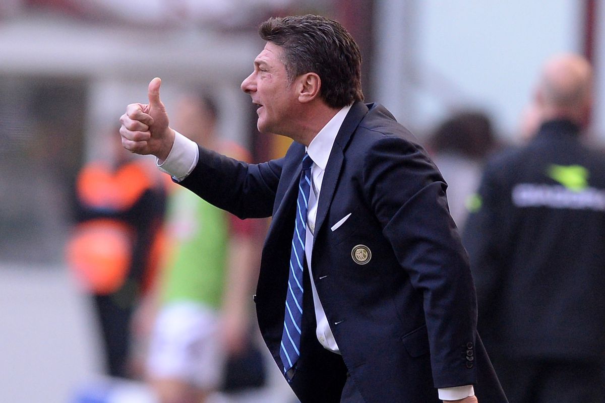 Inter boss, Walter Mazzarri gives the players a thumbs up.