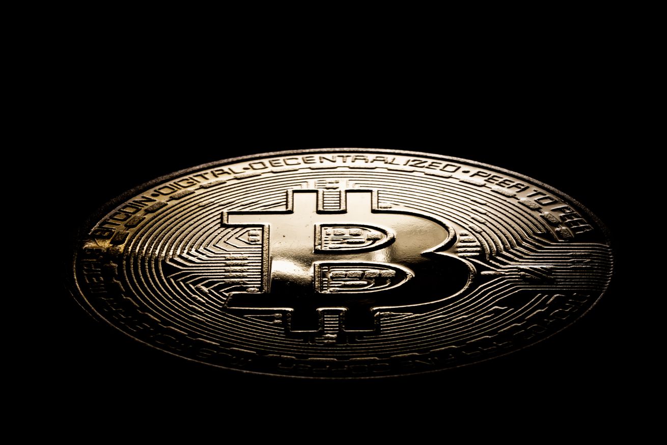 โลโก้ของสกุลเงินดิจิทัล Bitcoin ปรากฏบนสัญลักษณ์ “เหรียญ Bitcoin”