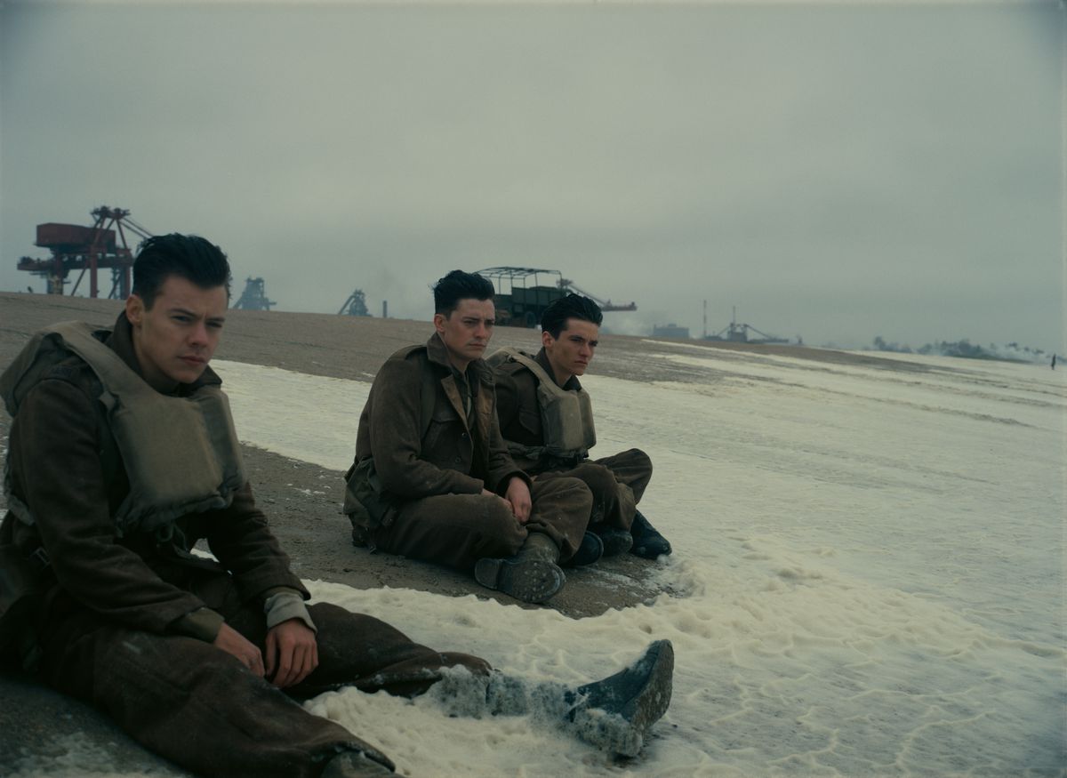Dunkirk: soldiers sitting on the beach, including Harry Styles on the left