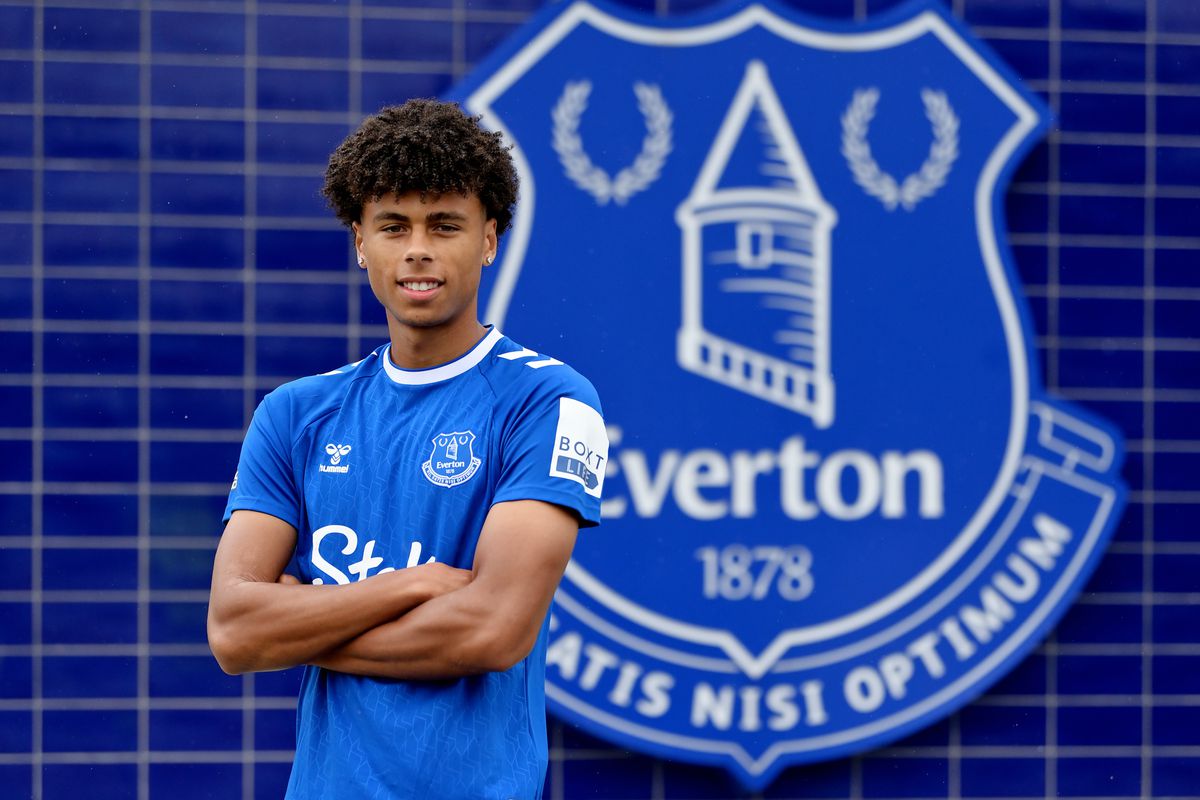 Reece Welch Signs a New Contract at Everton