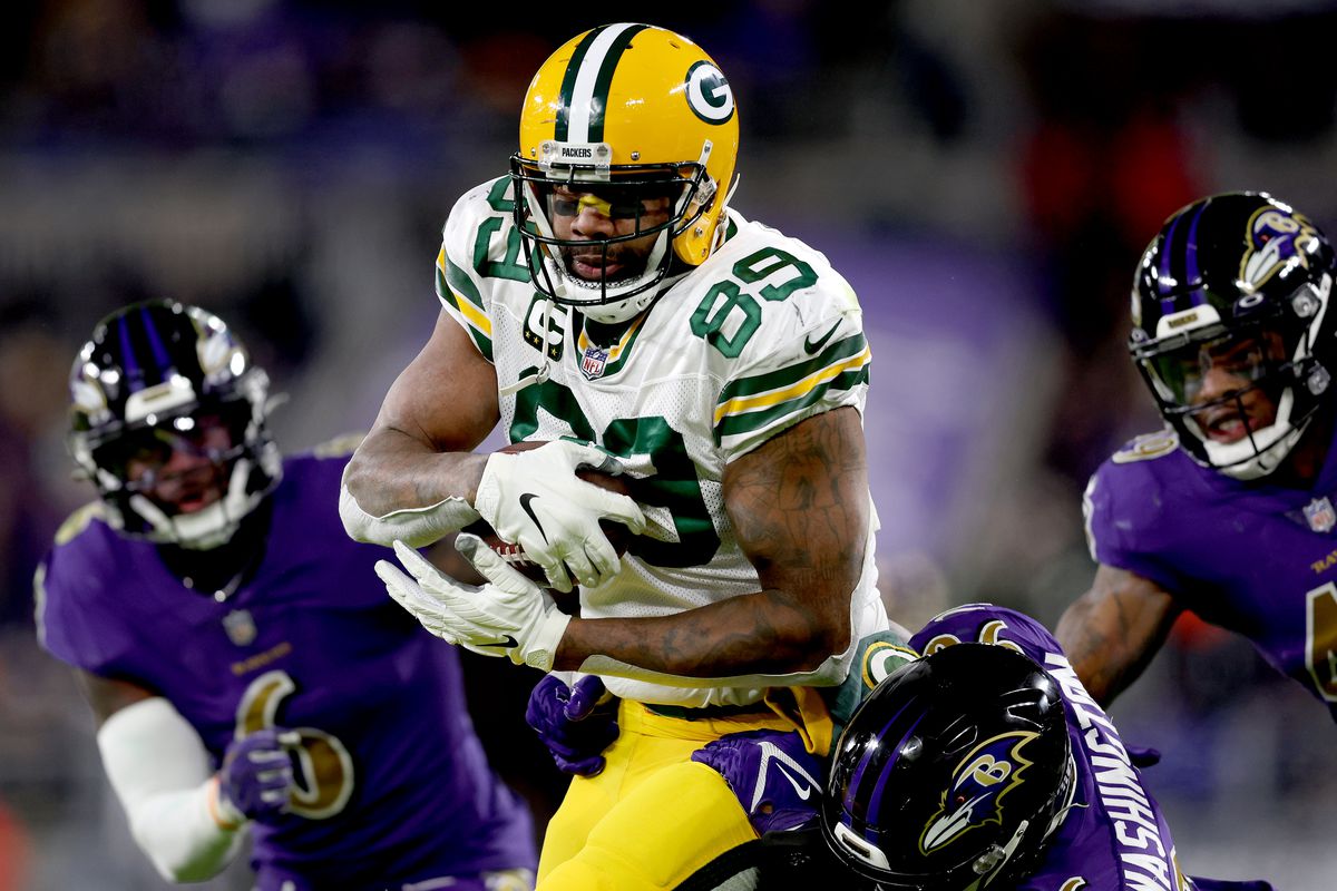 Marcedes Lewis #89 of the Green Bay Packers runs with the ball after the catch against Broderick Washington #96 of the Baltimore Ravens in the fourth quarter at M&amp;T Bank Stadium on December 19, 2021 in Baltimore, Maryland.