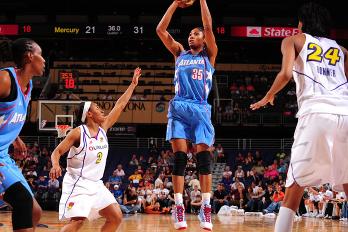 The Atlanta Dream got many open shots in the first half against an un-energetic Mercury defense. (Getty images)