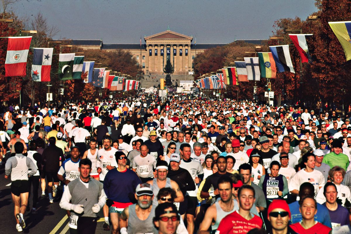 Marathon runners with the Philadelphia Museum of Art in the background. 