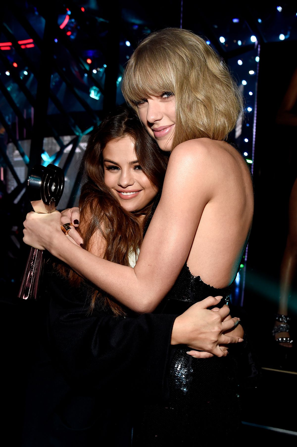 Selena Gomez and Taylor Swift hugging.