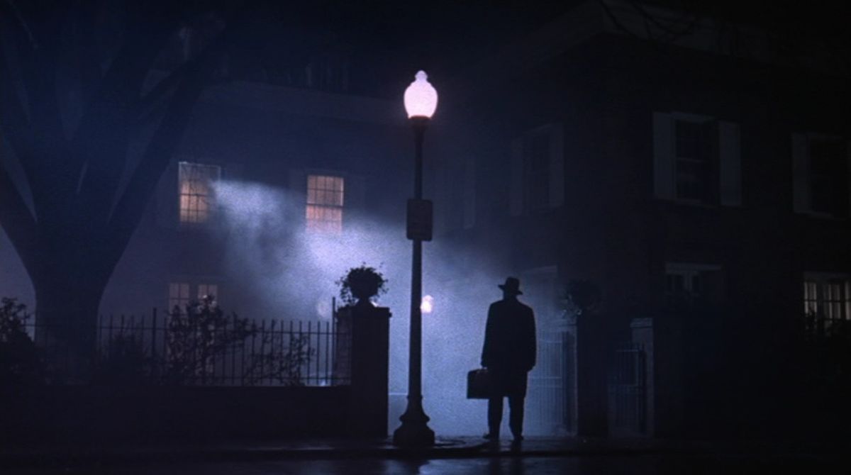 Lankester Merrin frente a la casa de los MacNeil en El exorcista.