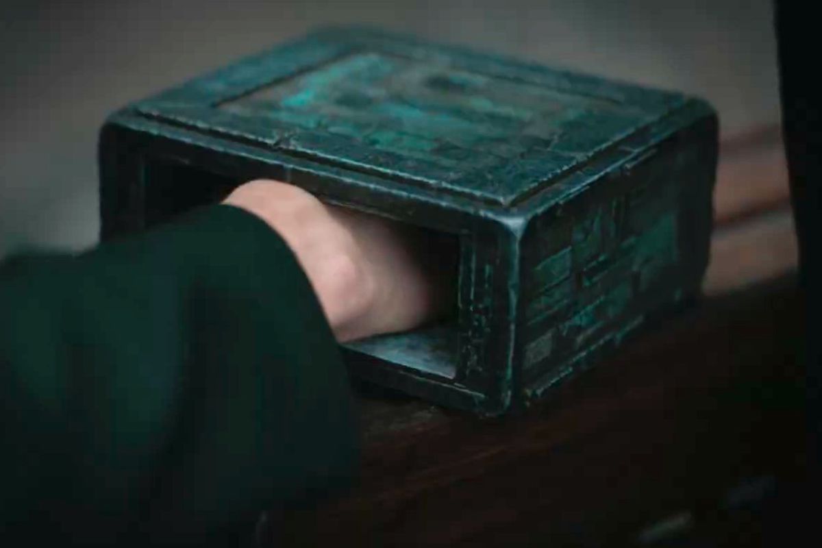 The box from Dune 2020 with Paul’s hand in it feeling pain