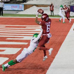 PULLMAN, WA - NOVEMBER 14: Washington State WR Jamire Calvin (6) catches a pass out of bounds in the forth quarter of the Pac 12 North divisional matchup between the Oregon Ducks and the Washington State Cougars on November 14, 2020, at Martin Stadium in Pullman, WA.