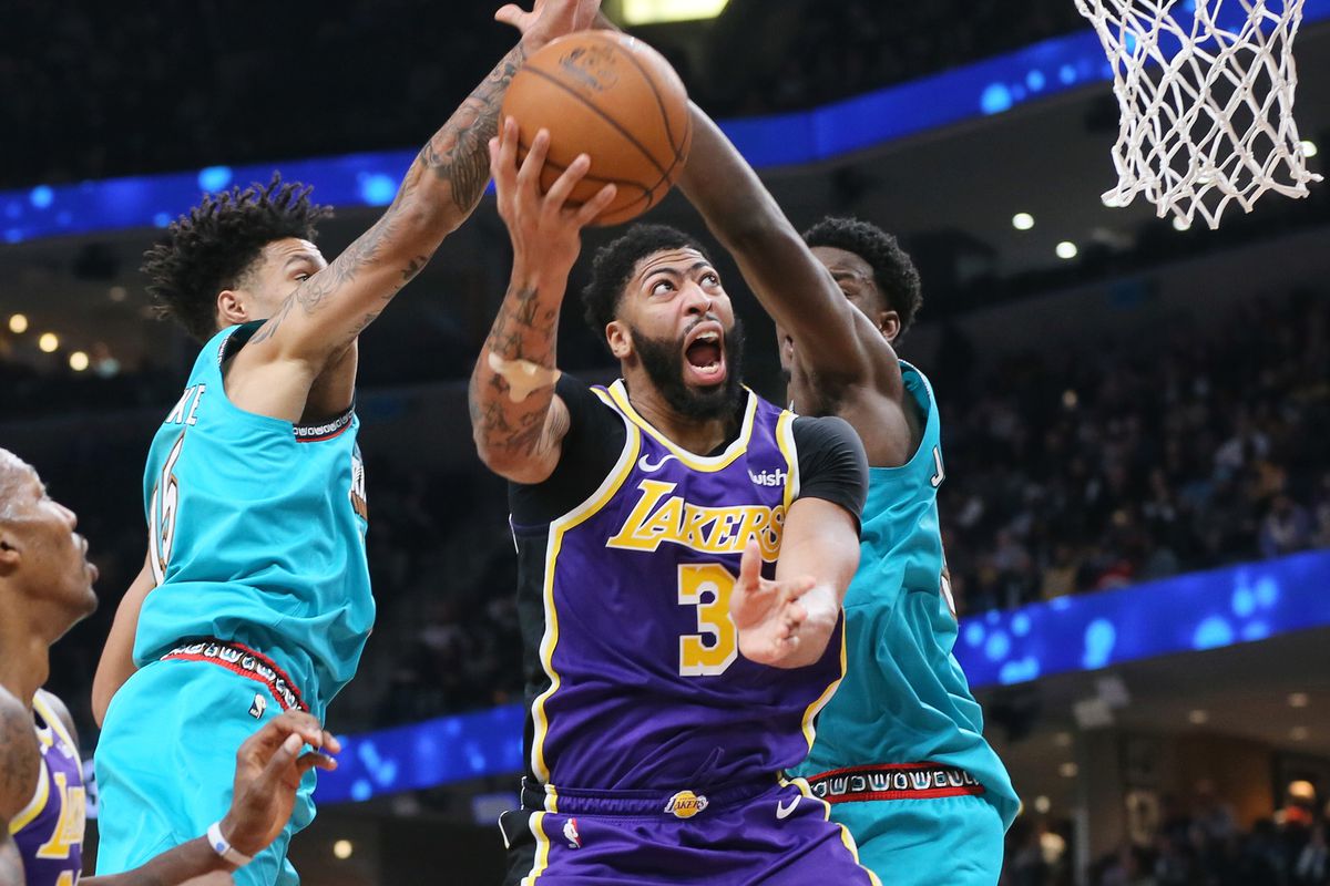 Los Angeles Lakers forward Anthony Davis drivers to the basket against the Memphis Grizzlies in the second quarter at FedExForum.&nbsp;
