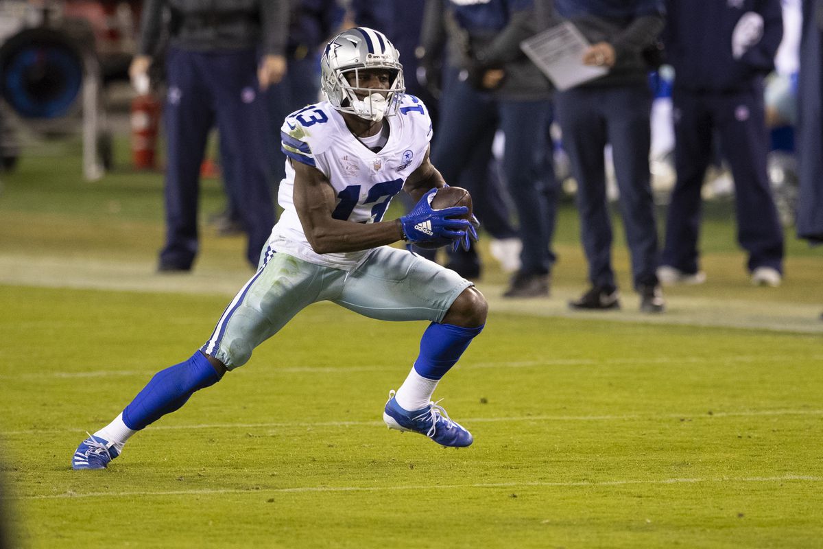 Michael Gallup of the Dallas Cowboys runs with the ball against the Philadelphia Eagles at Lincoln Financial Field on November 1, 2020 in Philadelphia, Pennsylvania.
