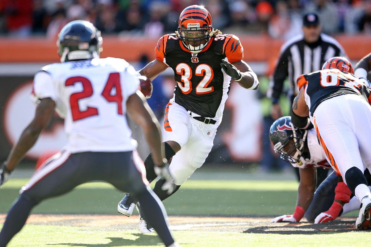 CINCINNATI, OH - DECEMBER 11:  Cedric Benson#32 of the Cincinnati Bengals runs with the ball during the NFL game against Houston Texans at Paul Brown Stadium on December 11, 2011 in Cincinnati, Ohio.  (Photo by Andy Lyons/Getty Images)