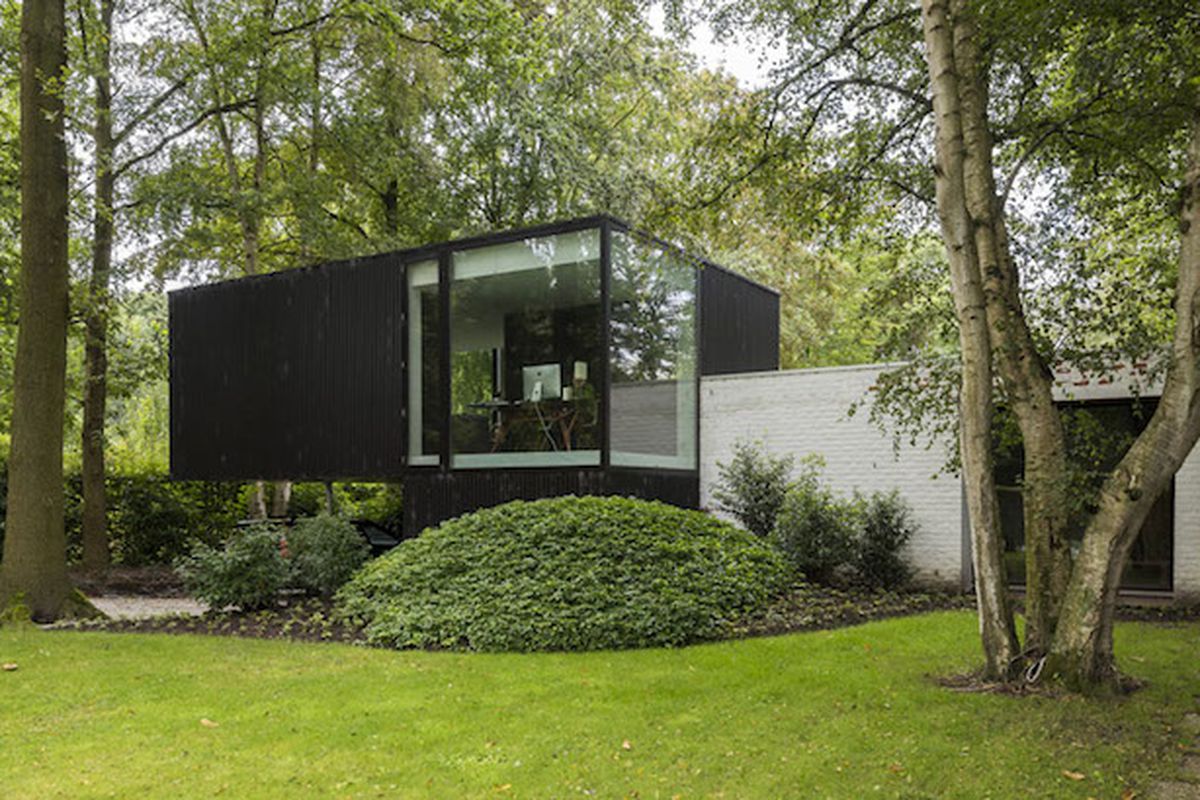 All photos by <a href="http://www.roymans.com/">Luc Roymans</a> via <a href="http://freshome.com/unexpectedly-playful-and-open-modern-home-in-belgium/">Freshome</a>