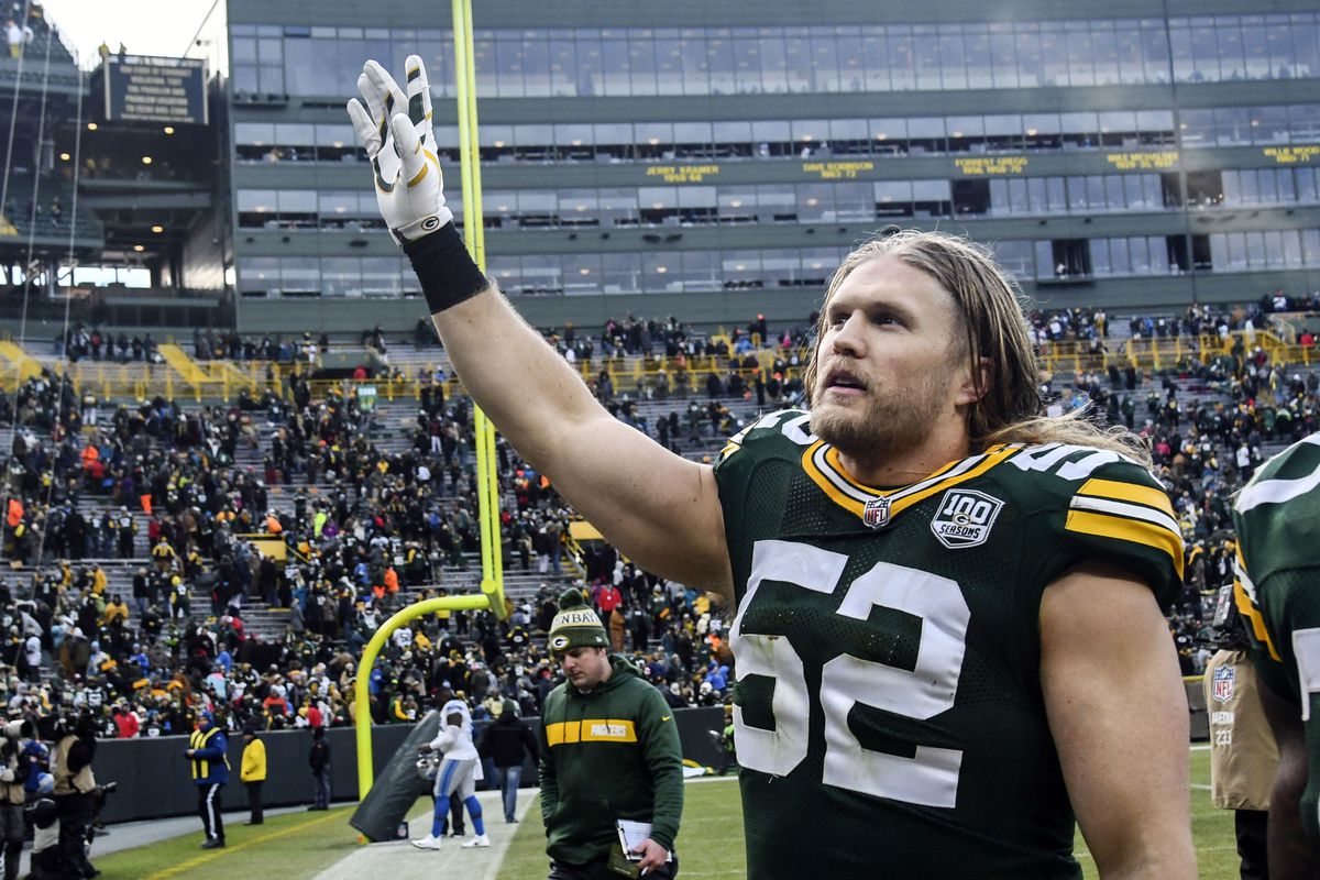 Green Bay Packers LB Clay Matthews waves to fans after the Packers lost to the Detroit Lions, Dec. 30, 2018.