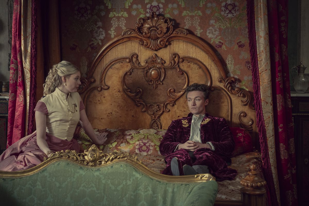 Prinz Leopold sitzt voll angezogen und nachdenklich im Bett in The Irregulars.