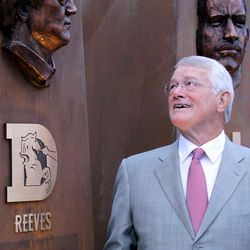 Dan Reeves checking out his bust. He commented about the accuracy of his glasses and tie.