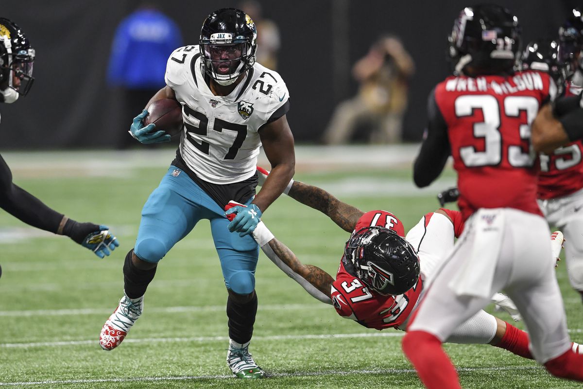 Jacksonville Jaguars running back Leonard Fournette breaks a tackle by Atlanta Falcons safety Ricardo Allen during the second half at Mercedes-Benz Stadium.&nbsp;