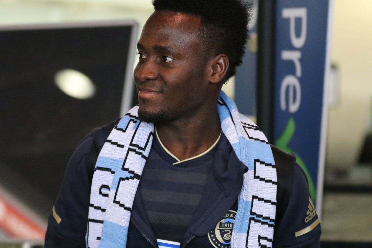 David Accam gives Philadelphia Union fans a sneak peek at the club’s new jersey at the airport.