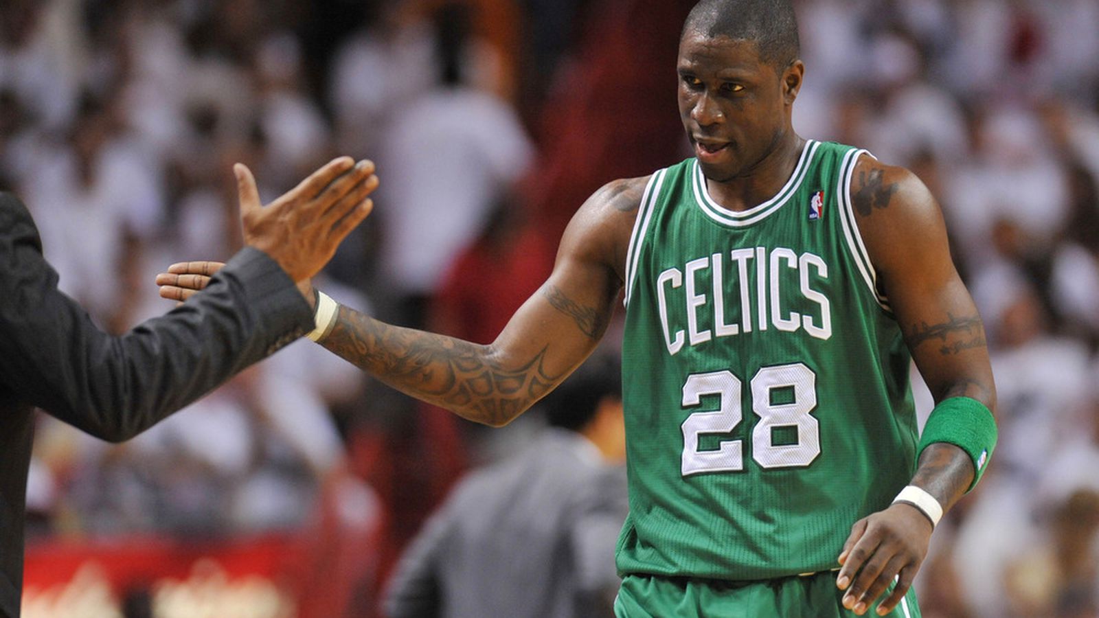 Celtics teammates accept Posey's bear hugs