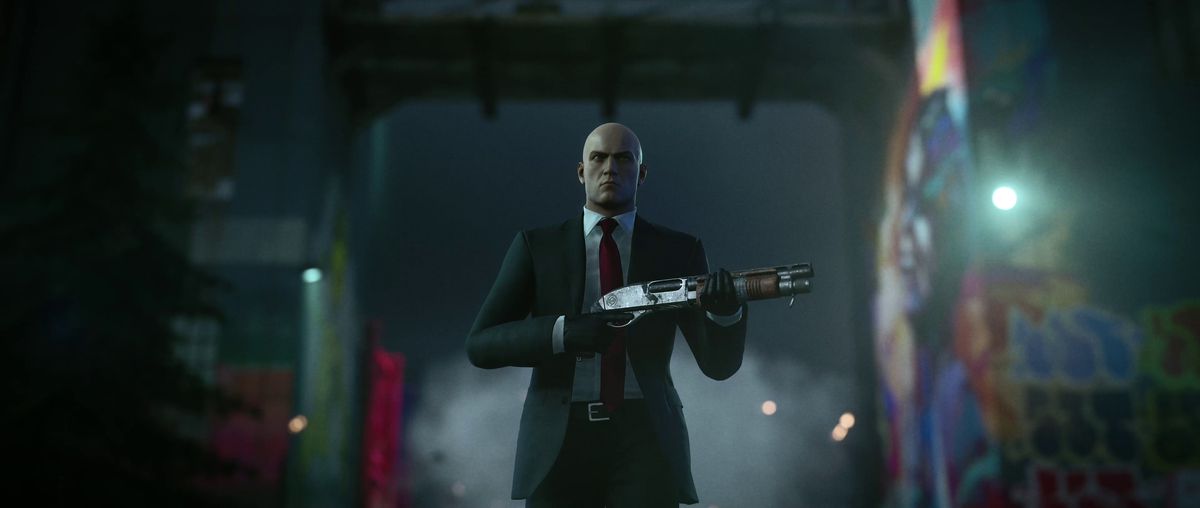 Agent 47 wearing his classic suit holding a shotgun in Hitman 3