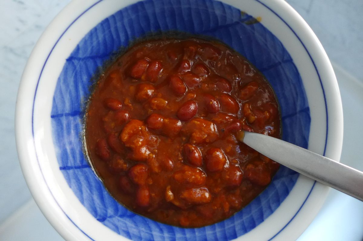 Hormel chile con carne in a blue bowl.