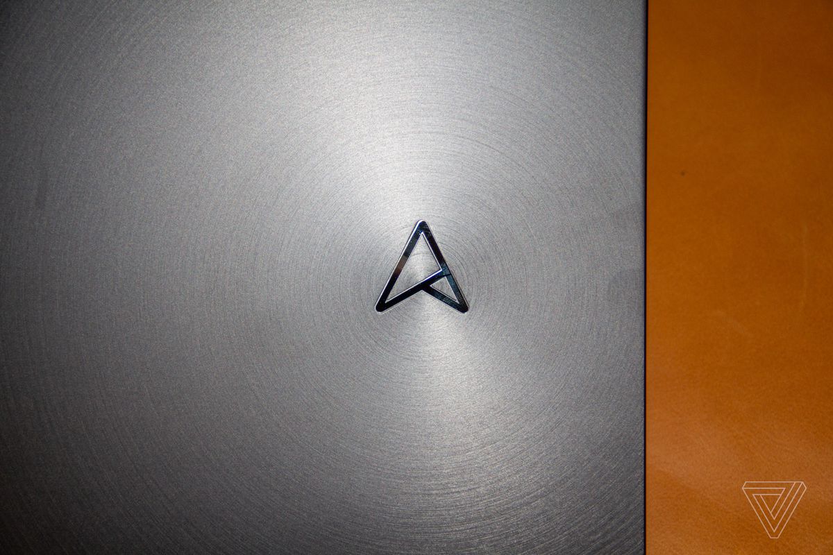 O logotipo na tampa do Asus Zenbook Pro Duo 14 OLED visto de cima.