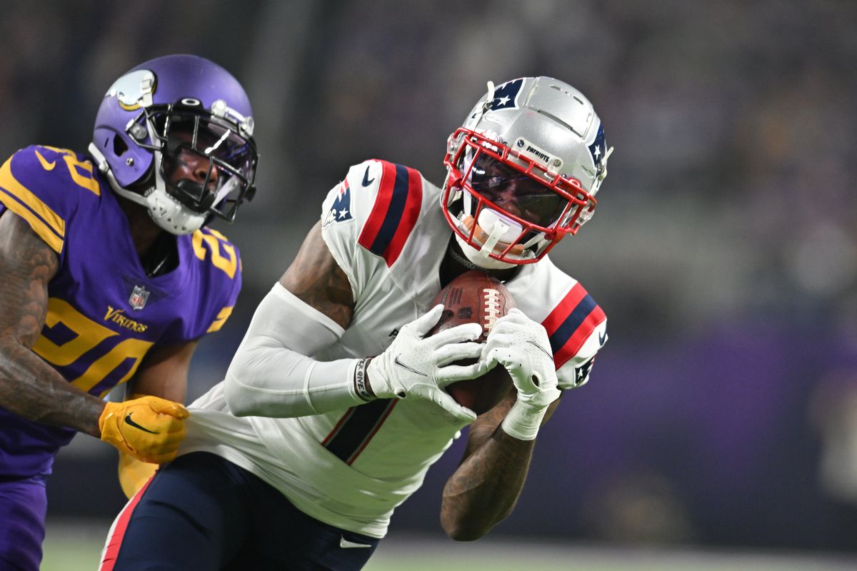 New England Patriots wide receiver DeVante Parker (1) catches a pass as Minnesota Vikings cornerback Duke Shelley (20) defends during the third quarter at U.S. Bank Stadium.&nbsp;