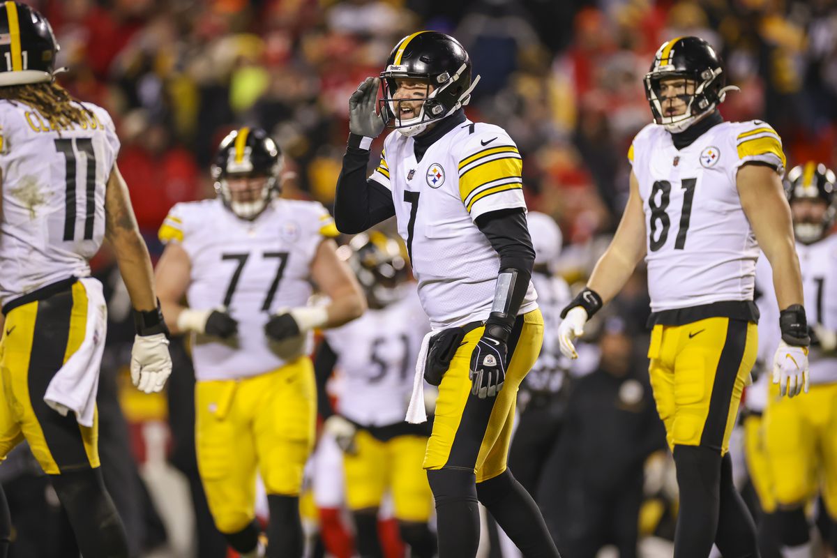 Ben Roethlisberger #7 of the Pittsburgh Steelers talks to Chase Claypool #11 of the Pittsburgh Steelers during the fourth quarter of the AFC Wild Card Playoff game against the Kansas City Chiefs at Arrowhead Stadium on January 16, 2022 in Kansas City, Missouri.