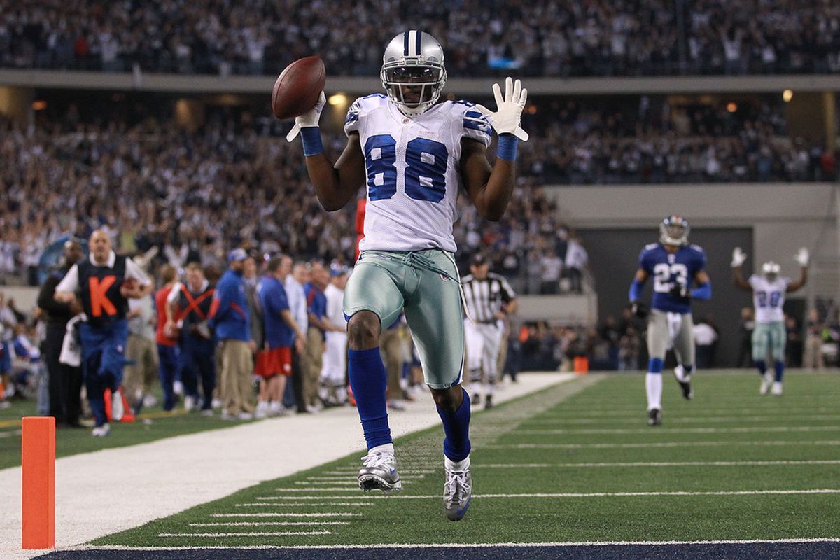 ARLINGTON, TX - DECEMBER 11:  Dez Bryant #88 of the Dallas Cowboys makes a pass reception for a touchdown against the New York Giants at Cowboys Stadium on December 11, 2011 in Arlington, Texas.  (Photo by Ronald Martinez/Getty Images)