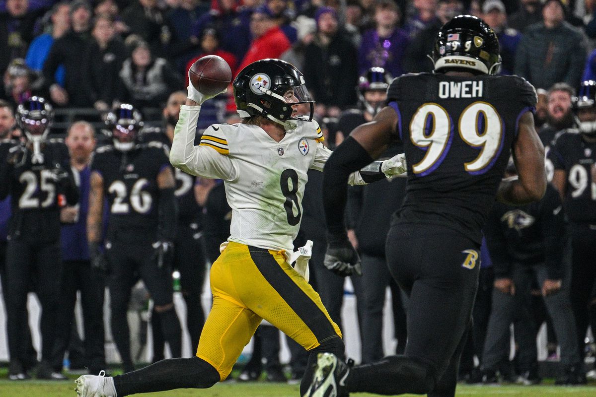 Quarterback Kenny Pickett (8) throws a touchdown pass to Najee Harris (22) against the Baltimore Ravens during the fourth quarter at M&amp;amp;T Bank Stadium, Sunday, Jan. 1, 2022, in Baltimore.