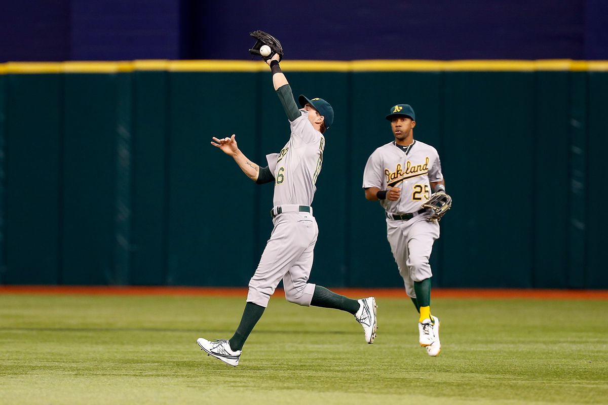 Josh Reddick is having some troubles in the outfield today. 