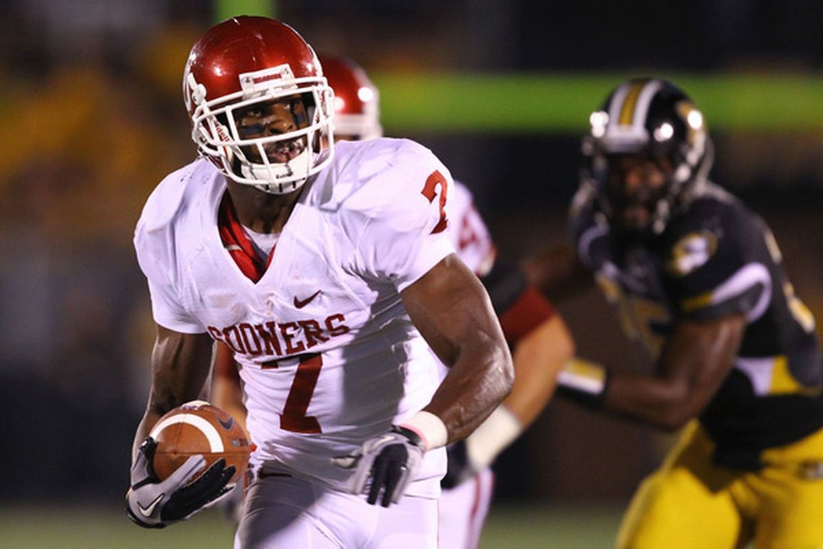 COLUMBIA MISSOURI - OCTOBER 23: DeMarco Murray #7 of the Oklahoma Sooners carries the ball against the Missouri Tigers at Faurot Field/Memorial Stadium on October 23 2010 in Columbia Missouri.  (Photo by Dilip Vishwanat/Getty Images)