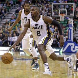 Utah Jazz guard Shelvin Mack (8) drives to the basket during the second half of an NBA basketball game against the Washington Wizards Friday, March 11, 2016, in Salt Lake City. The Jazz won 114-93. (AP Photo/Rick Bowmer)

