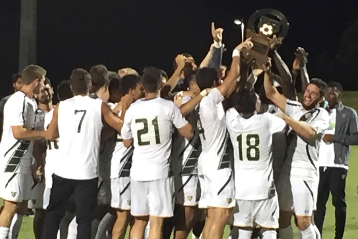USF hoisting the Rowdies Cup, 2016 (2)