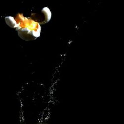 <a href="http://eater.com/archives/2010/11/01/high-speed-popping-popcorn-slowed-down.php" rel="nofollow">Popcorn Popping, Slowed Down to 6,200 Frames Per Second</a><br />
