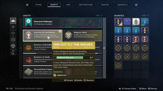 Een voogd in Destiny 2 inspecteert hun inventaris tijdens het jagen op wolfpackrondes