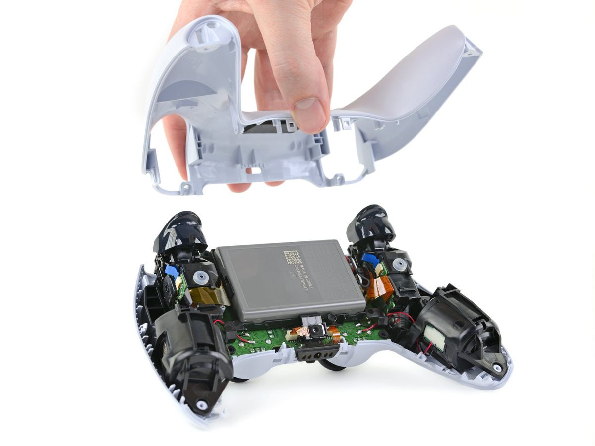 Une photo du DualSense avec le dos enlevé