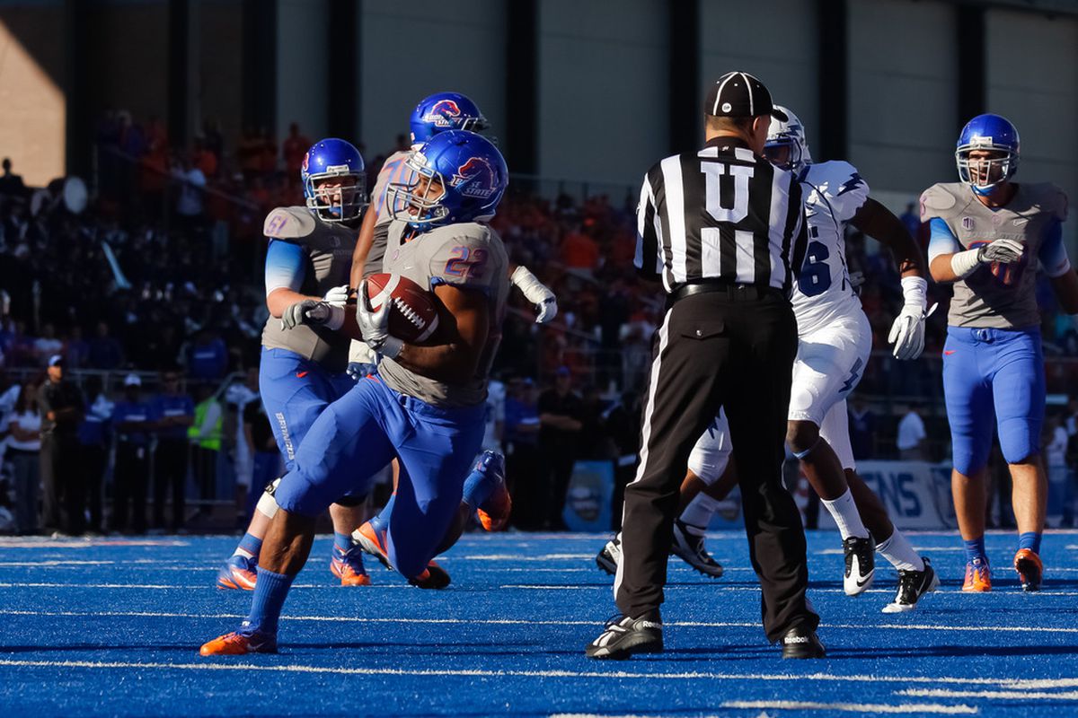 BOISE, ID - OCTOBER 22:  Doug Martin #22 of the Boise State Broncos runs the ball for a touchdown against the Air Force Falcons at Bronco Stadium on October 22, 2011 in Boise, Idaho.  (Photo by Otto Kitsinger III/Getty Images)