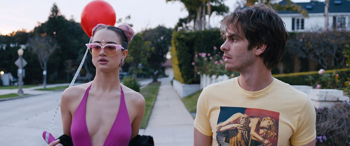 Grace Van Patten and Andrew Garfield in Under the Silver Lake