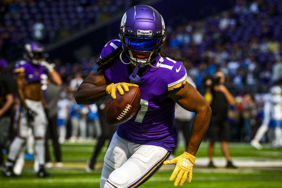 MINNEAPOLIS, MN - SEPTEMBER 25: K.J. Osborn #17 of the Minnesota Vikings warms up before the game against the Detroit Lions at U.S. Bank Stadium on September 25, 2022 in Minneapolis, Minnesota.