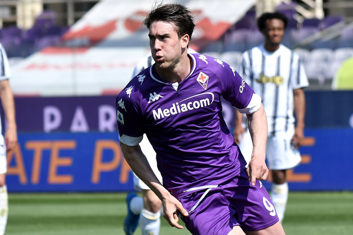 Dusan Vlahovic of ACF Fiorentina celebrates after scoirng on...